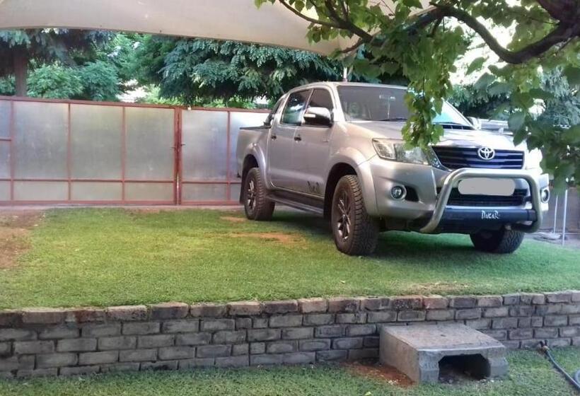 ペンション The Big Tree Guest House