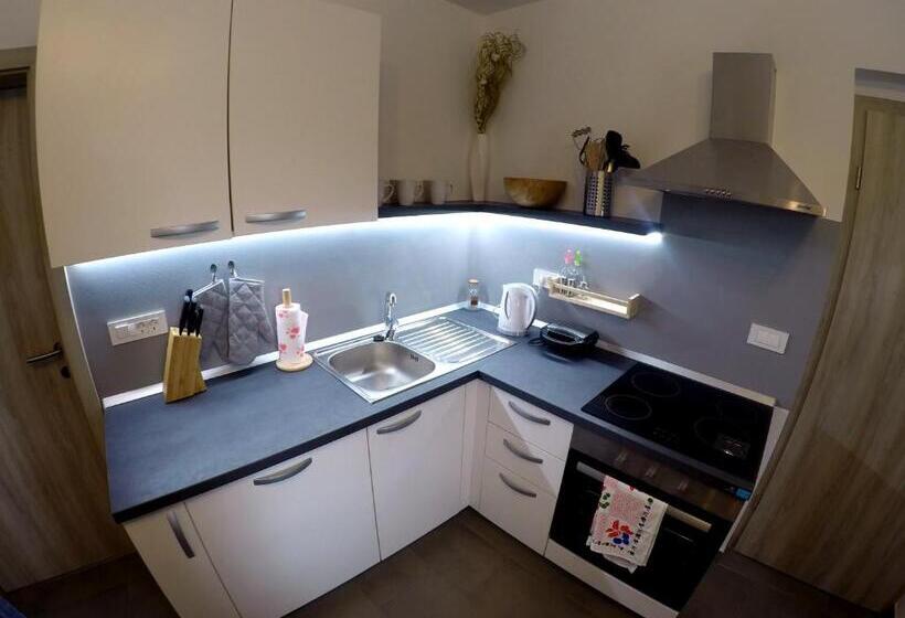 پانسیون The Jungle Apartments And Rooms