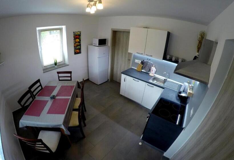 پانسیون The Jungle Apartments And Rooms