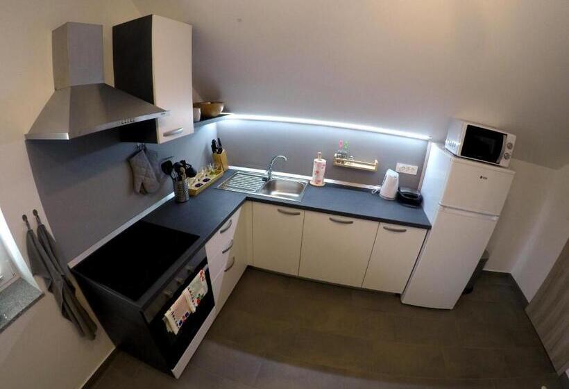 پانسیون The Jungle Apartments And Rooms