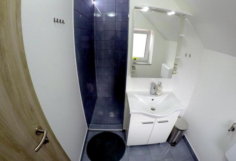 پانسیون The Jungle Apartments And Rooms