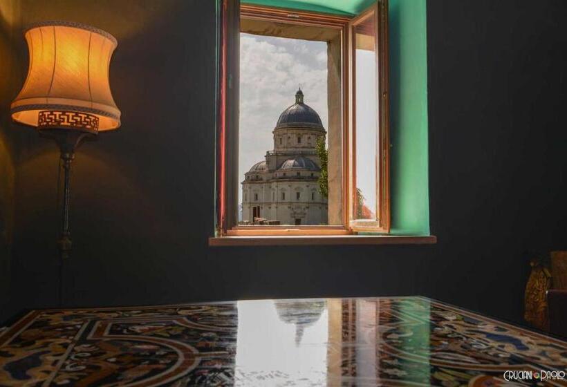 پانسیون Torre Caetani  Night In A Medieval Tower