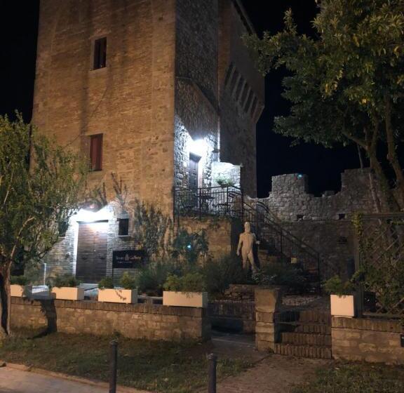 پانسیون Torre Caetani  Night In A Medieval Tower