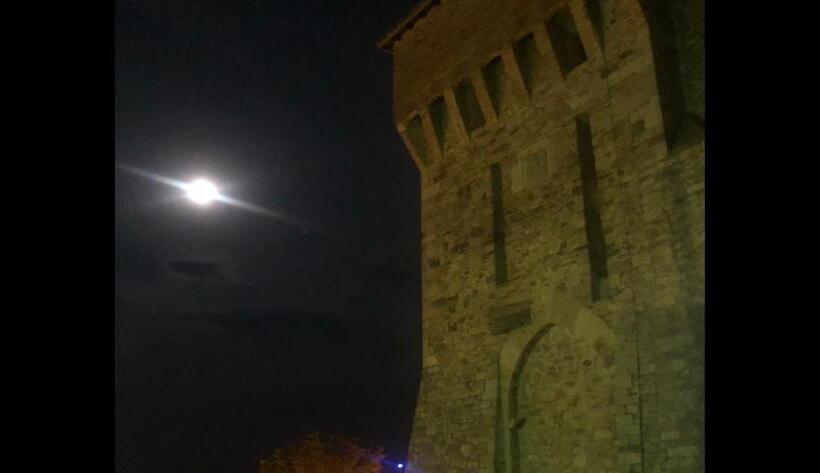 پانسیون Torre Caetani  Night In A Medieval Tower