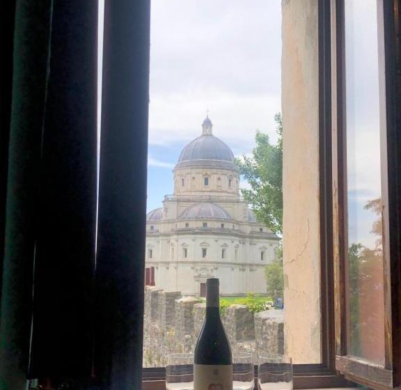 پانسیون Torre Caetani  Night In A Medieval Tower