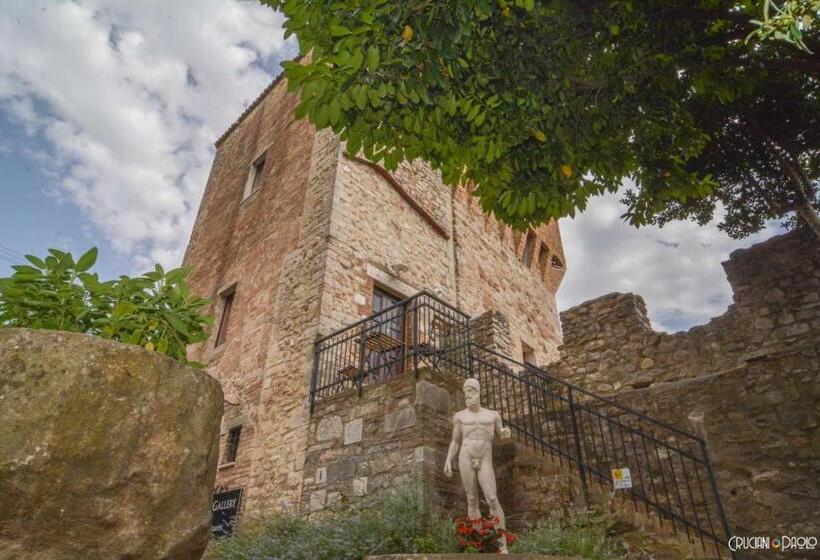 پانسیون Torre Caetani  Night In A Medieval Tower