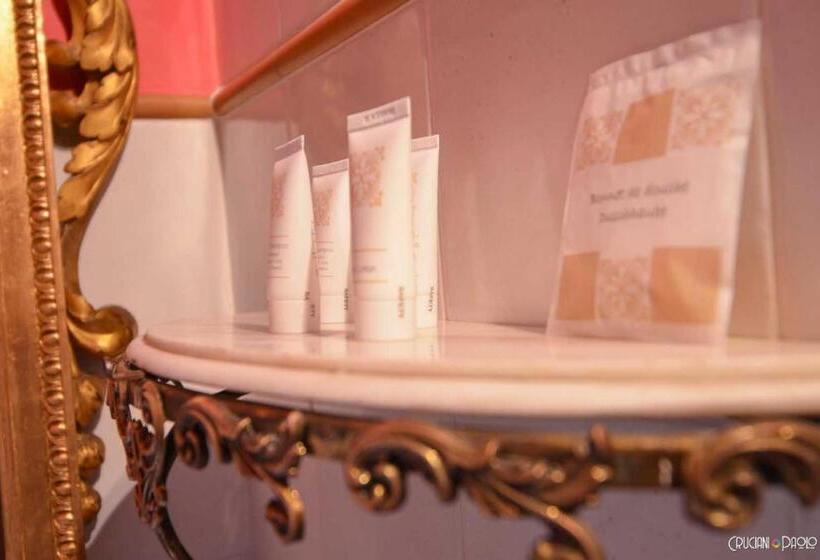 پانسیون Torre Caetani  Night In A Medieval Tower