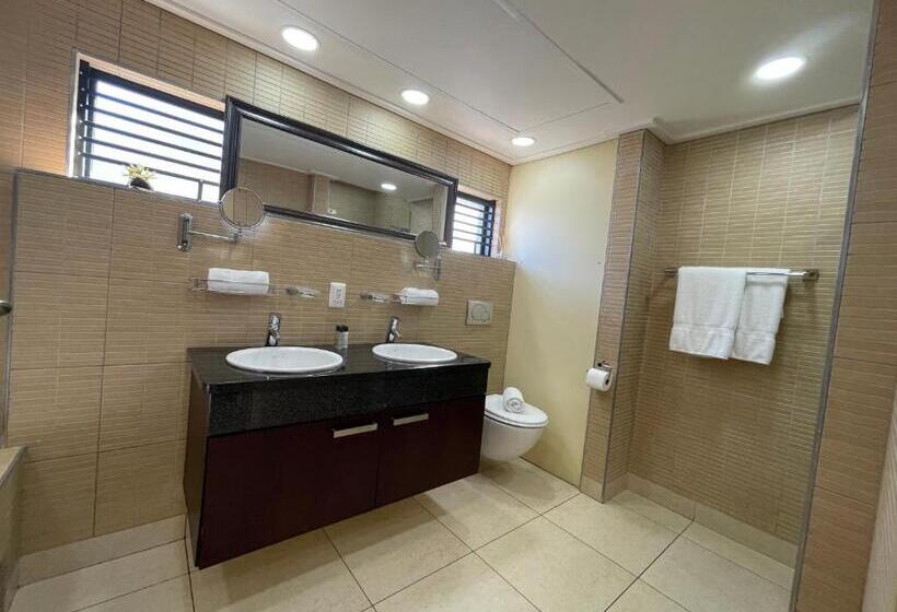 Umdloti   On The Beach! Private & Central. Sleeps 8