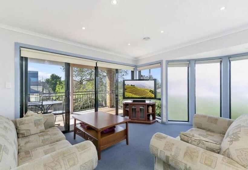 Enormous Torquay Beach Lodge   3 Mins To Beach