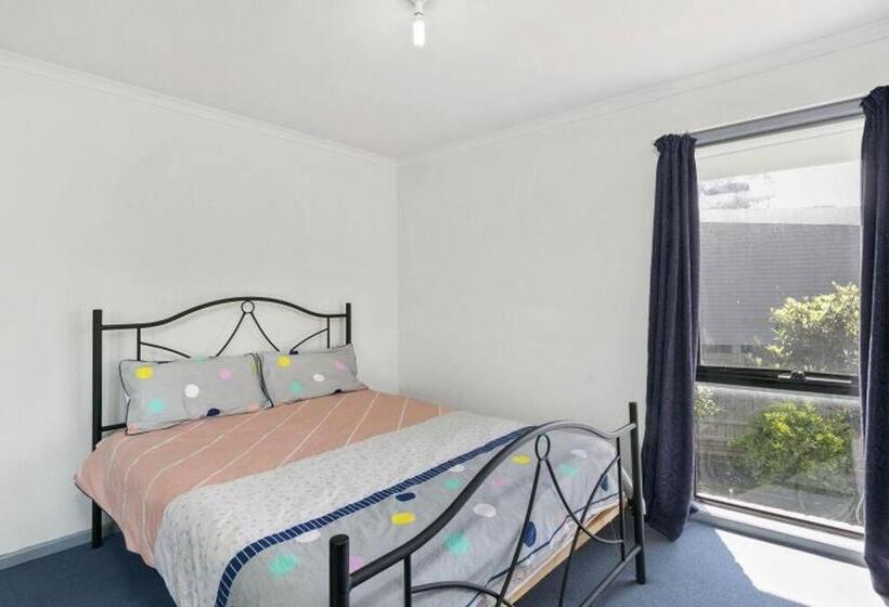 Enormous Torquay Beach Lodge   3 Mins To Beach