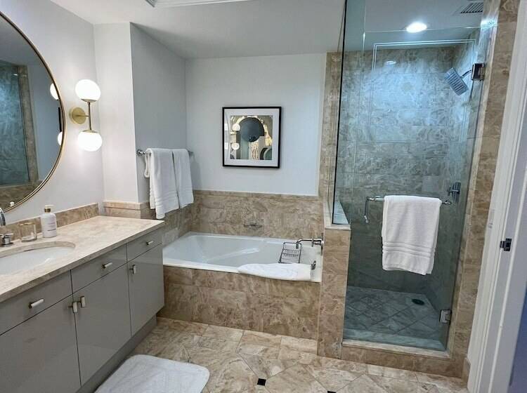 At 34th Floor! Condo W Views From The Heights 4s