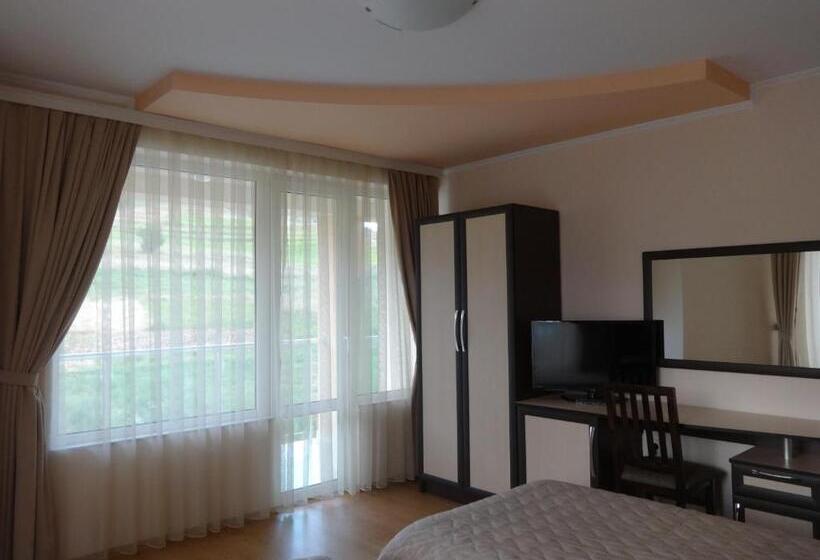 Отель семеен хотел елеганс   борино