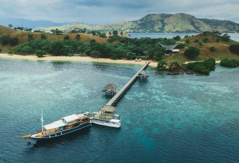 Отель The Seraya Resort Komodo