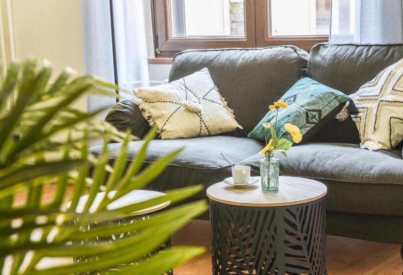 Lumineux   L Amazone   Gare