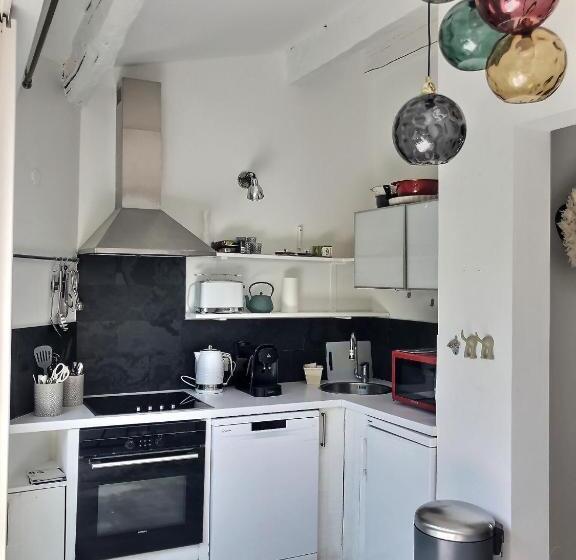 L’atypique : 2 Chambres // Piscine // Parking