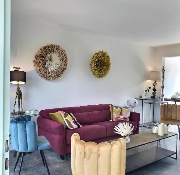 L’atypique : 2 Chambres // Piscine // Parking