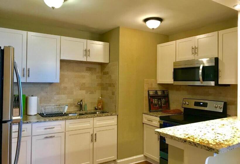 Laugh, Eat, Sleep Downtown Wine Down 9e