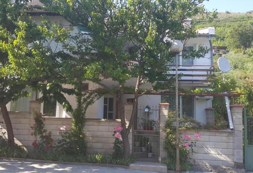 펜션 Fema Guest House