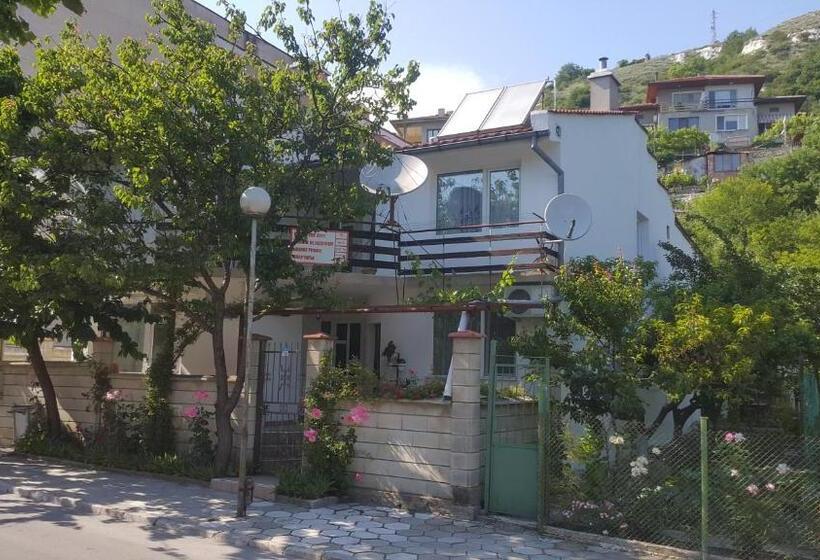 펜션 Fema Guest House