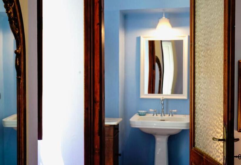 פנסיון Sofia Family Suites