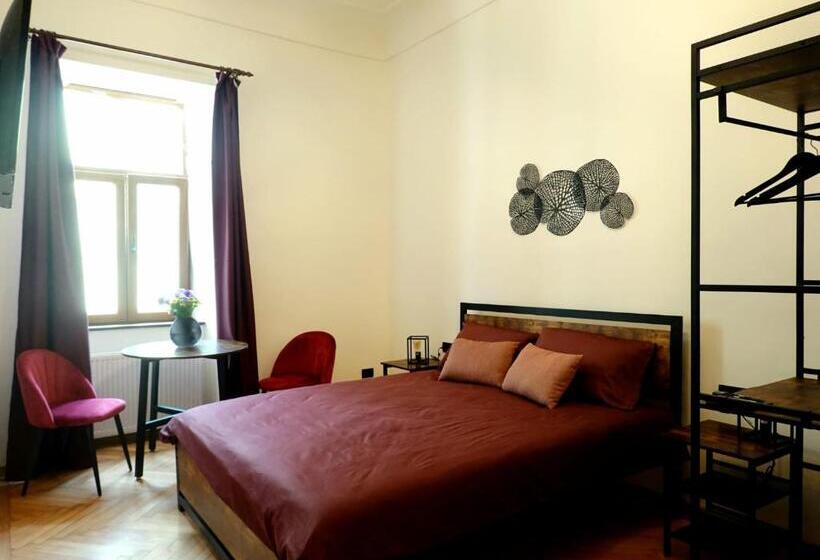 The Industrique Home   3 Bedroom Apartment