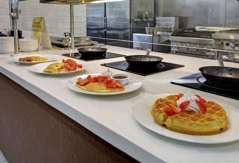 فندق Hilton Garden Inn Fayettevile