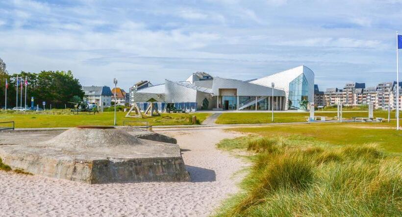 Appartement Spacieux Avec Balcon   à 50m De La Plage