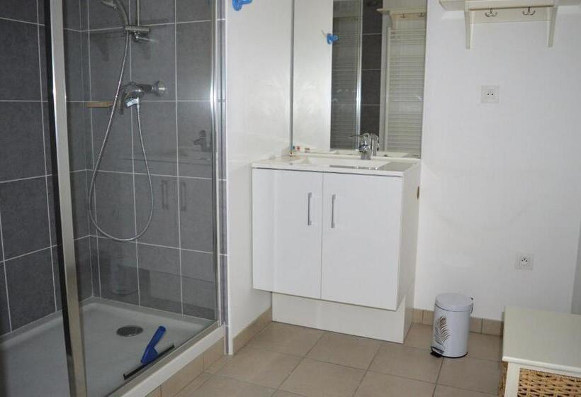 Appartement Spacieux Avec Balcon   à 50m De La Plage