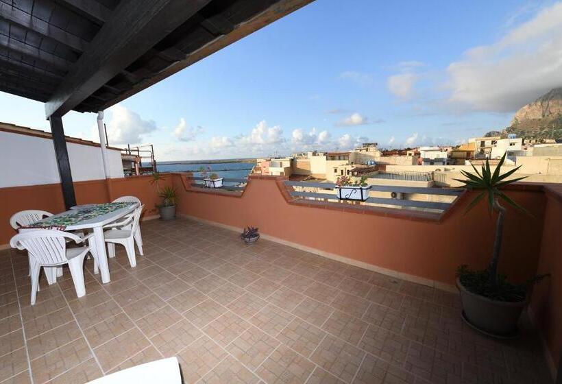 مبيت وإفطار By The Sea