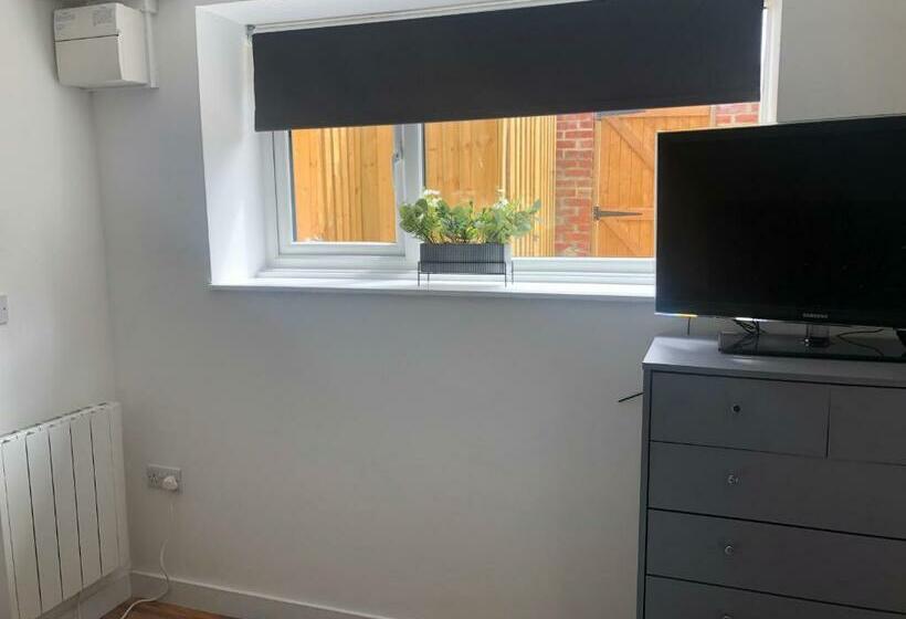 Exclusive Modern Decorated 1 Bedroom Detached Studio