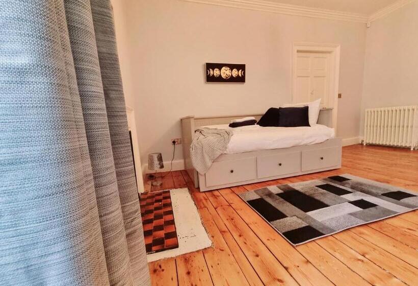 Luxury 5 Bed Villa   Winfields House