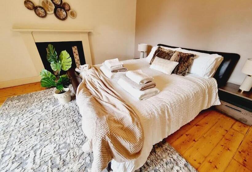 Luxury 5 Bed Villa   Winfields House