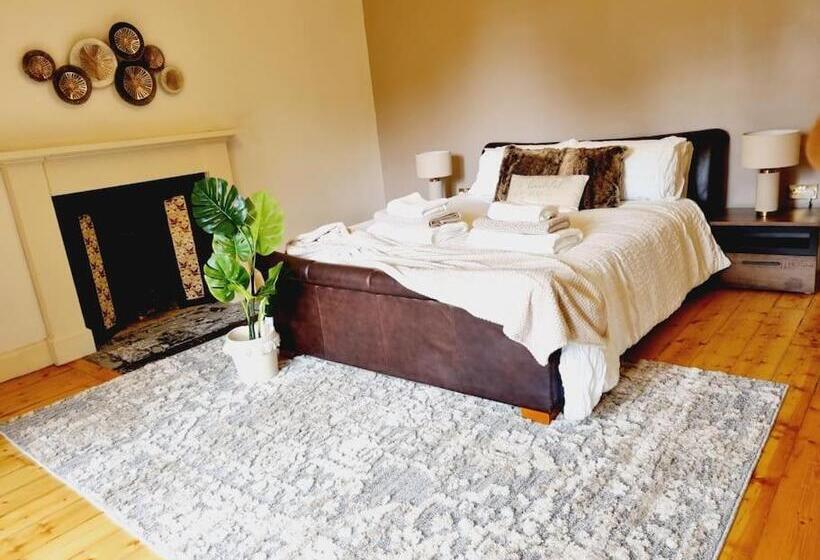 Luxury 5 Bed Villa   Winfields House