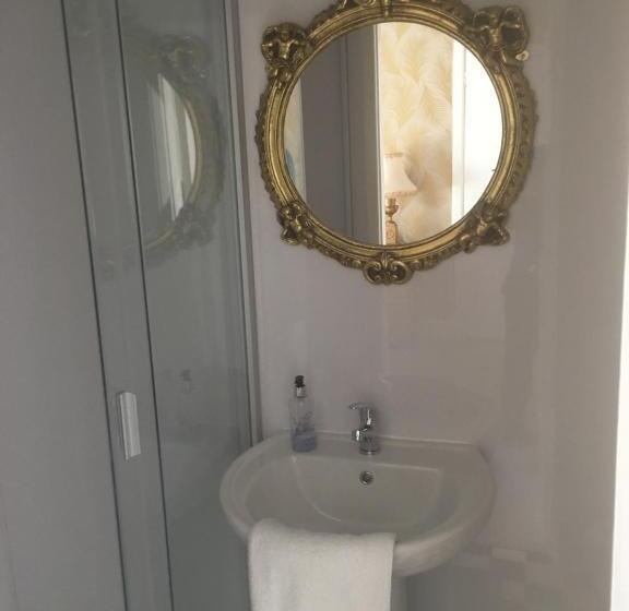 פנסיון Bluebells Guest House