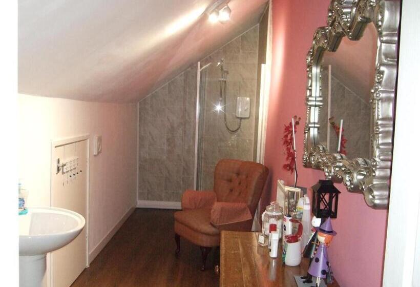 פנסיון Bluebells Guest House