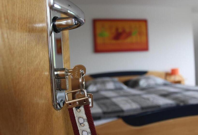 بنسيون Ferienwohnung & Gästezimmer Schrichten