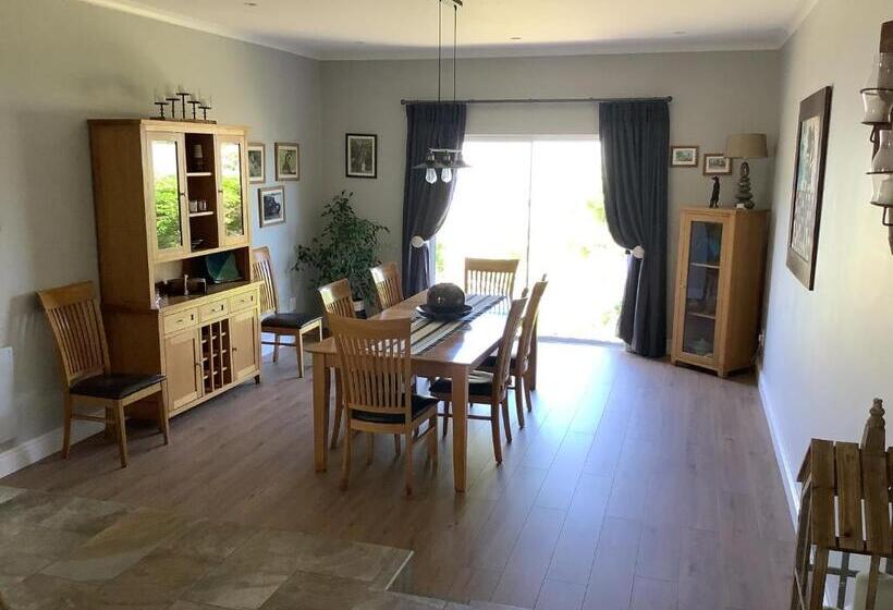 پانسیون Pezula Golf House