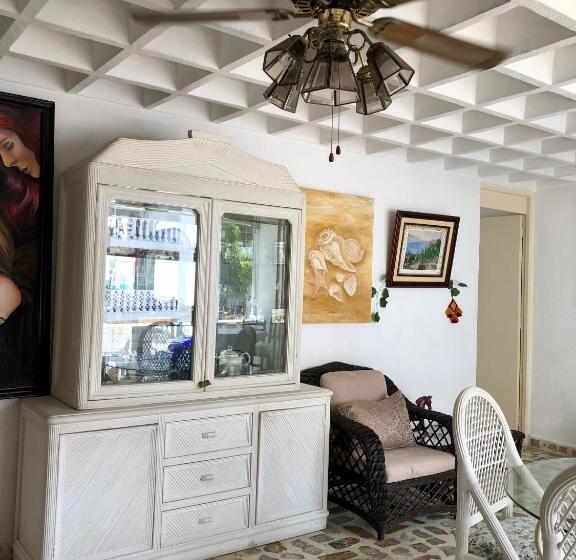 Sobre Costera, 1min La Quebrada, 3m Playas/yates