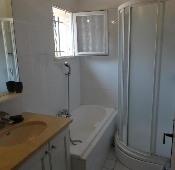 Boutique Villa With Shared Pool, Air Con, Wifi, Tv