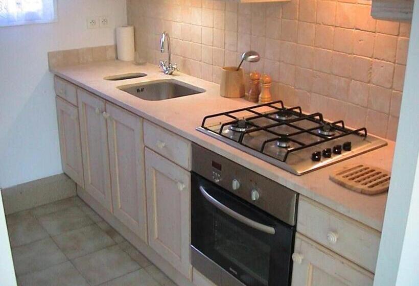 Boutique Villa With Shared Pool, Air Con, Wifi, Tv