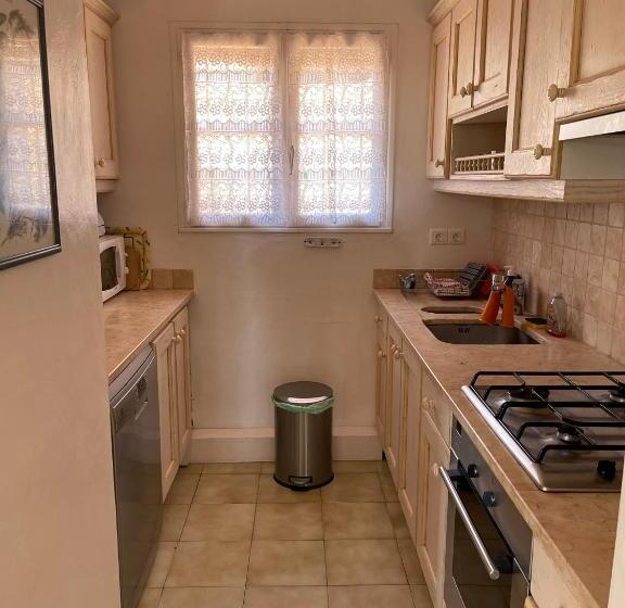 Boutique Villa With Shared Pool, Air Con, Wifi, Tv