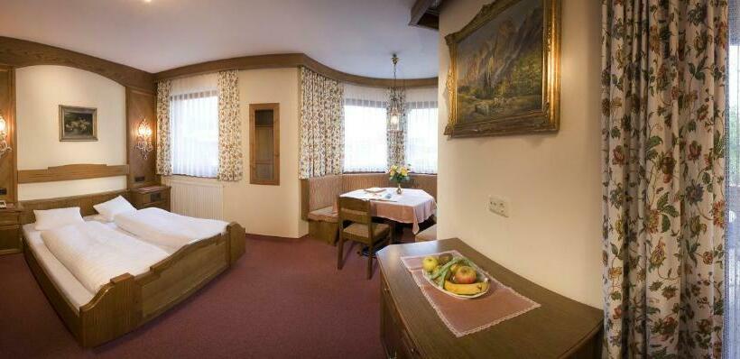 Отель Montana Apartments