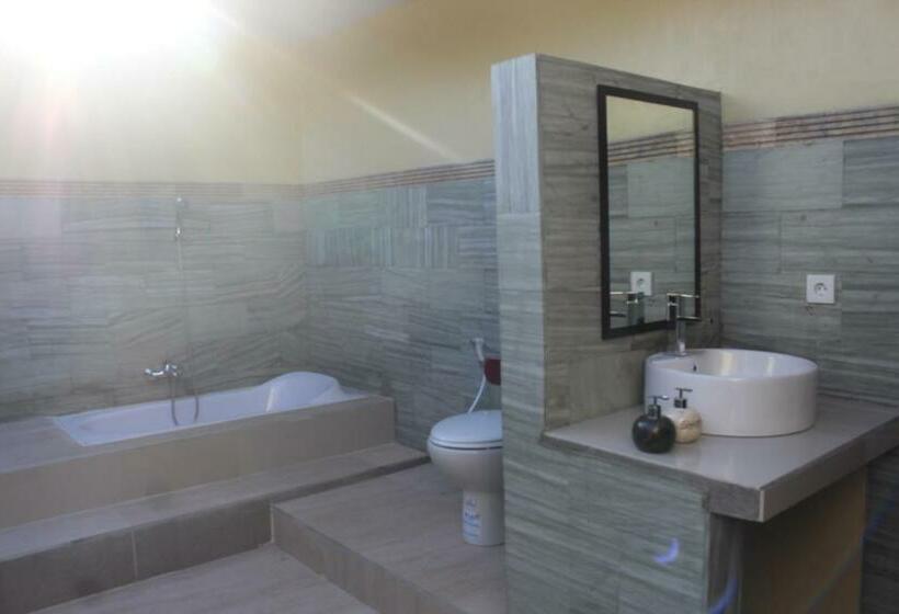 פנסיון Taman Padi Villa