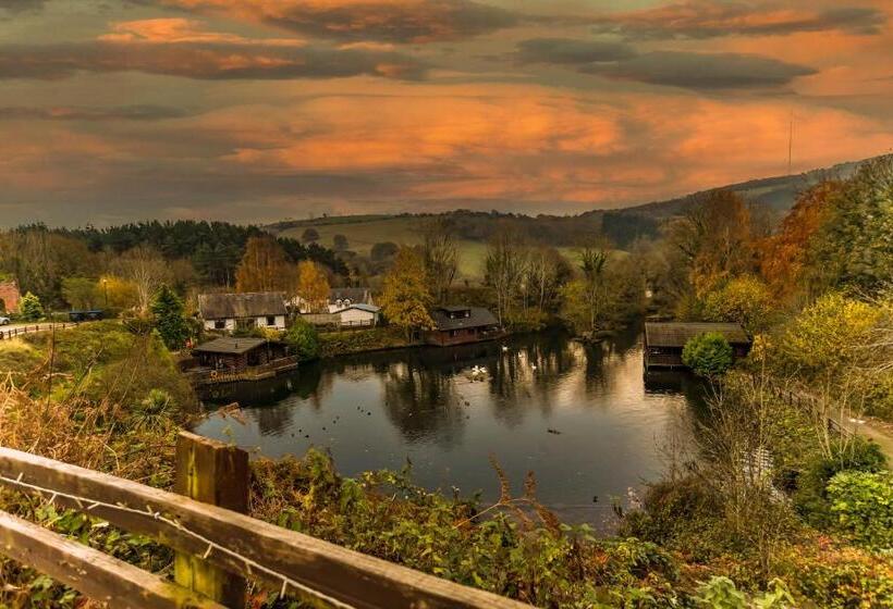 منتجع Herons Lake Retreat Hot Tub Lodges