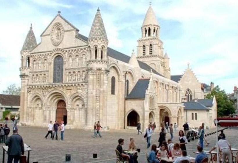 • Bel Appartement   Centre Historique De Poitiers