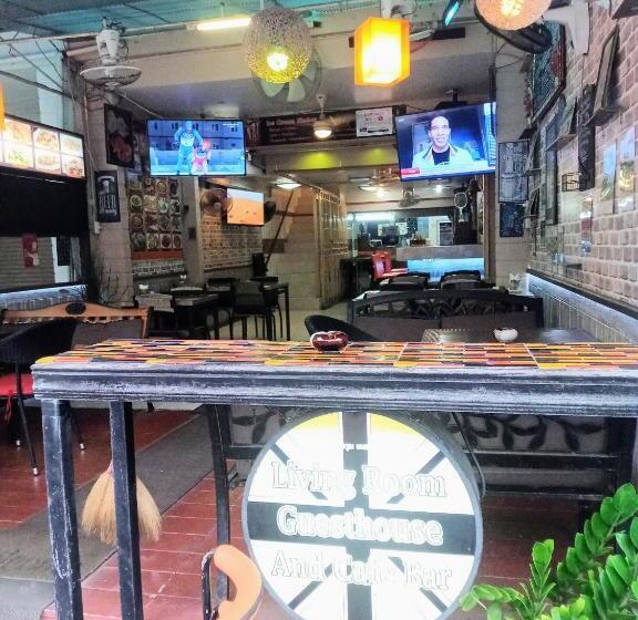 Пансион Living Room Guesthouse & Cafe Bar