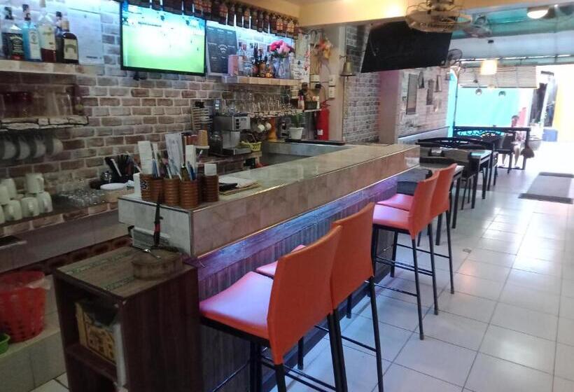 Пансион Living Room Guesthouse & Cafe Bar