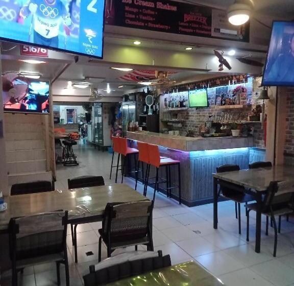 Пансион Living Room Guesthouse & Cafe Bar