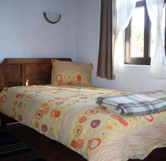 Пансион Tsutsovi House