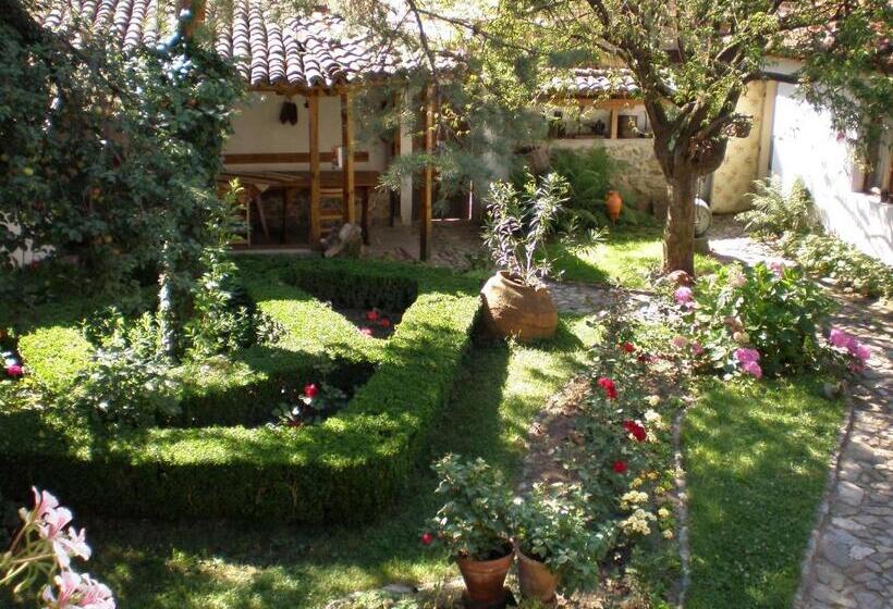 Пансион Tsutsovi House